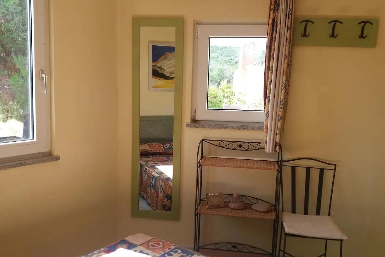 Сasa de vacaciones Un Angolo Di Paradiso A Pochi Passi Dal Mare Nel Villaggio Calarossa Isola Rossa  Italia