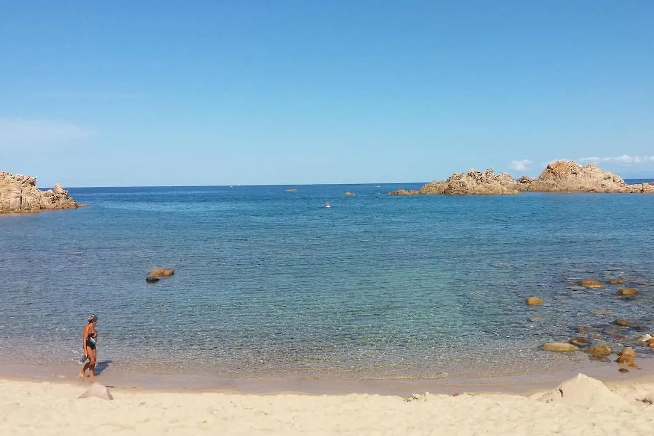 Dom wakacyjny Un Angolo Di Paradiso A Pochi Passi Dal Mare Nel Villaggio Calarossa Isola Rossa